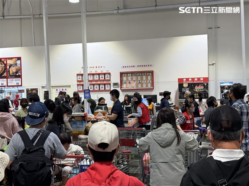 好市多黑色星期五購物週今（30）日進入最後一天，一早就已出現結帳人龍。（圖／記者李育道攝影）