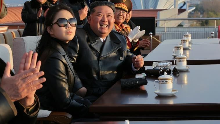 金正恩和女兒金朱愛身著長皮衣，出席空軍80週年典禮。（圖／翻攝自勞動新聞官網）