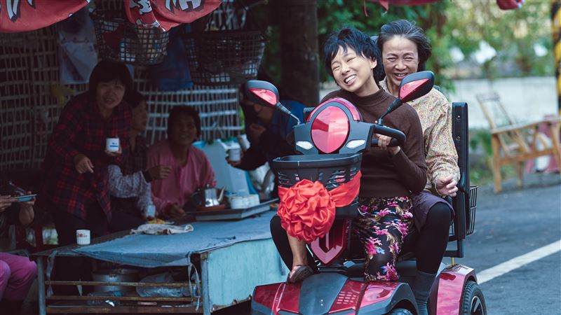 杜蕾（前）再拿下「亞洲電視大獎」最佳女配角。（圖／大愛電視提供）