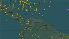 根據追蹤全球飛機航班網站「flightradar24」最新狀況顯示，目前委內瑞拉上空已無飛機，顯示該國空域已淨空。（圖／翻攝自flightradar24網站）