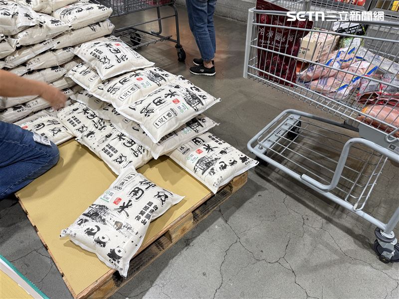 今日才加入折扣的關山一級御用米（9公斤），（原價569元、特惠價455元、現折114元），不少民眾一袋接一袋扛走。（圖／記者李育道攝影）