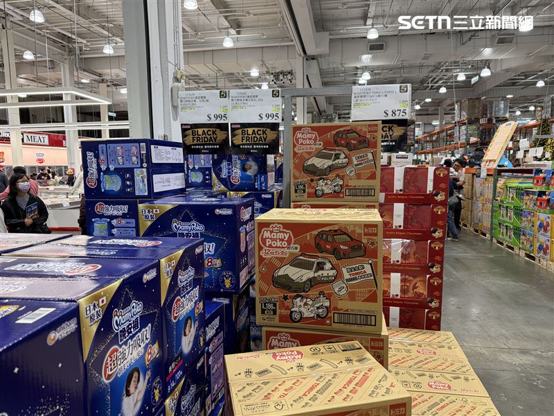 媽媽族群瘋買的TOMICA聯名尿布（原價1099元、特惠價875元、現折224元）也被掃到僅剩L號尺寸。（圖／記者李育道攝影）
