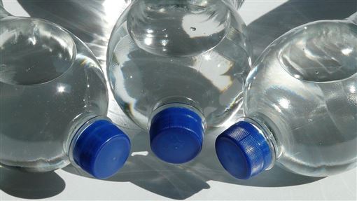 常喝瓶裝水多吞9萬微塑膠　癌症風險增加