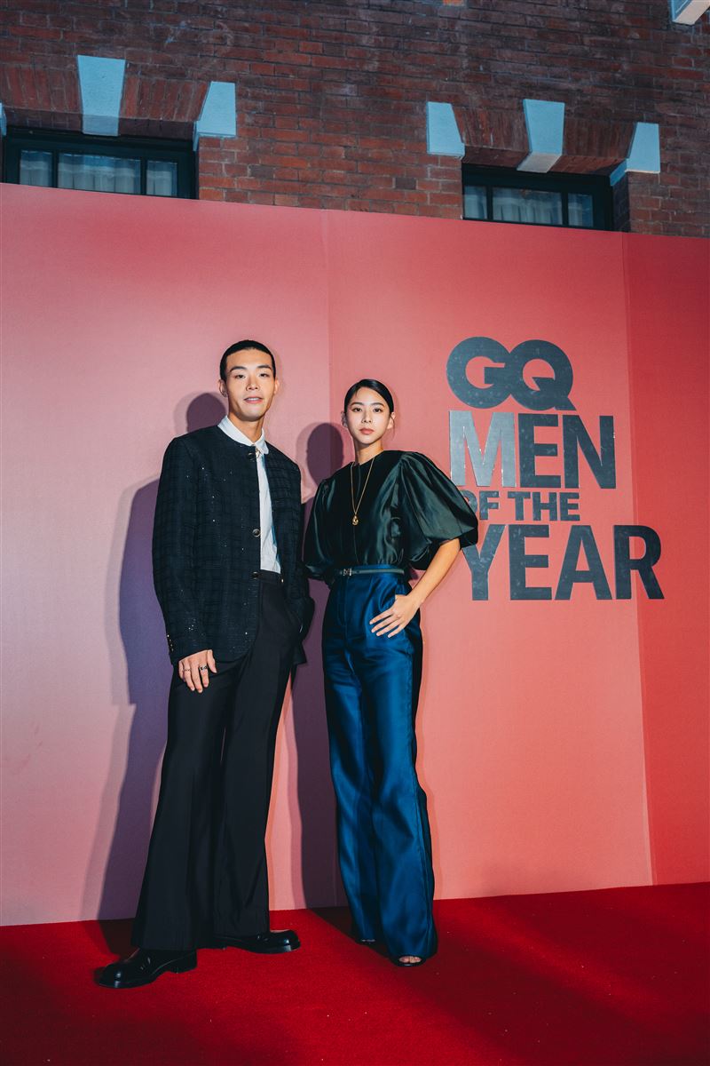 牧森（左）攜手師妹袁漠遙一同出席《GQ Men of the Year》。（ 圖／周子娛樂提供）
