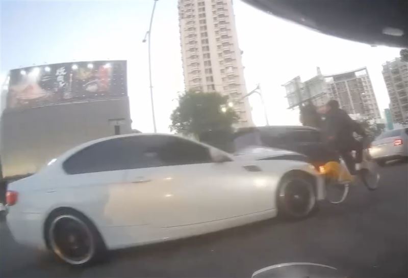 郭男開車因不明原因追撞前方轎車、自行車。（圖／翻攝自Threads @_haohao0910）