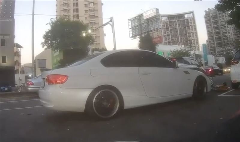 BMW轎車先追撞休旅車後又追撞另輛U-Bike。（圖／翻攝自Threads @_haohao0910）