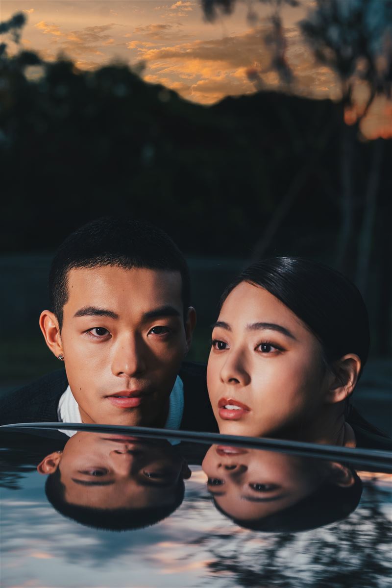 牧森（左）、袁漠遙（右）俏皮合照。（圖／周子娛樂提供）