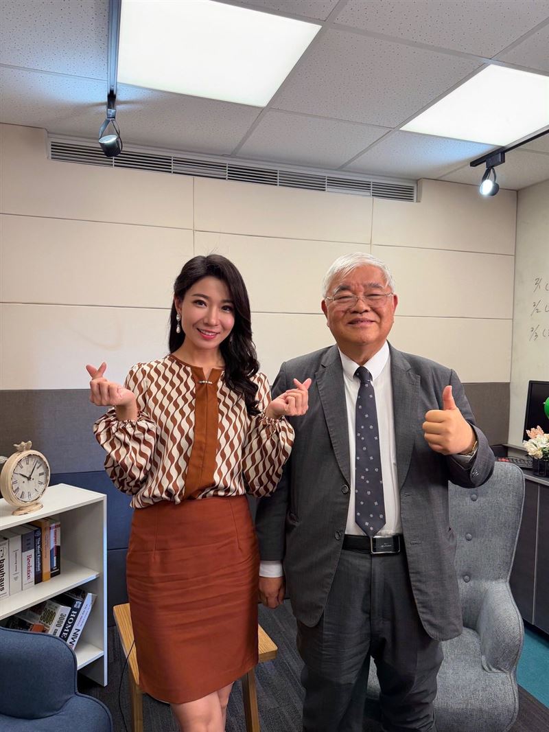 資深證券分析師杜金龍(右)解析台股近期先殺後拉,強調12月聯準會降息機率已逼近九成。(圖/翻攝自杜金龍臉書)