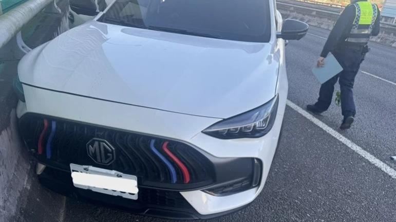 46歲的陳姓男子突昏迷，車輛自撞護欄。（圖／翻攝畫面）