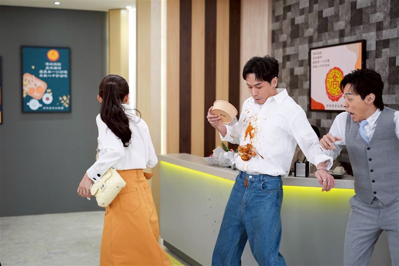 張瑞夫出演《百味人生》，不慎被醬油灑滿全身。（圖／三立提供）