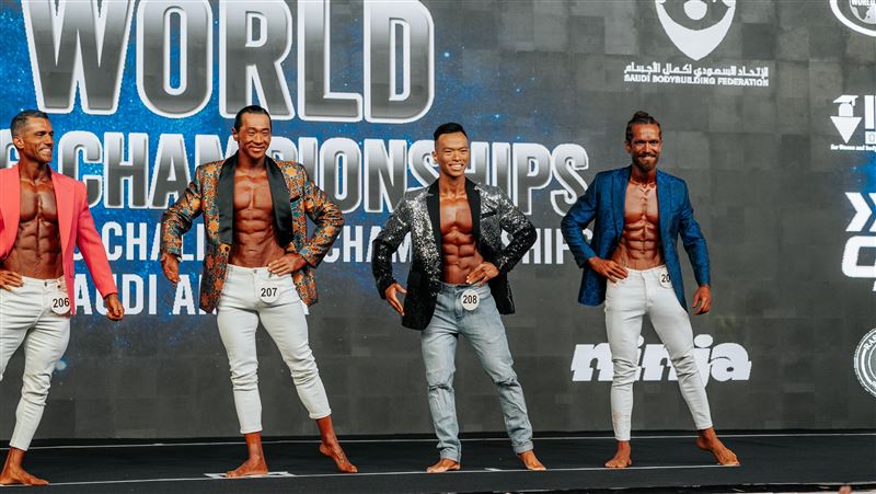 劉明毅（右二）以緊實肌肉線條以及穩健的臺風，在男子健身模特兒組176公分級項目中脫穎而出獲得金牌。（圖／運動部提供）