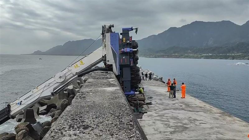 台東縣成功漁港發生吊車翻覆意外。（圖／翻攝畫面）