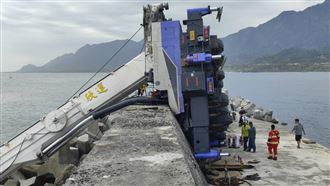 台東成功漁港吊車翻覆！駕駛及工人受困