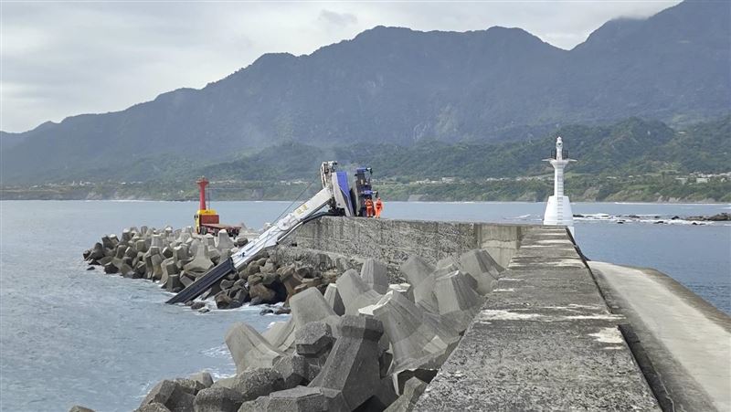 台東縣成功漁港發生吊車翻覆意外。（圖／翻攝畫面）