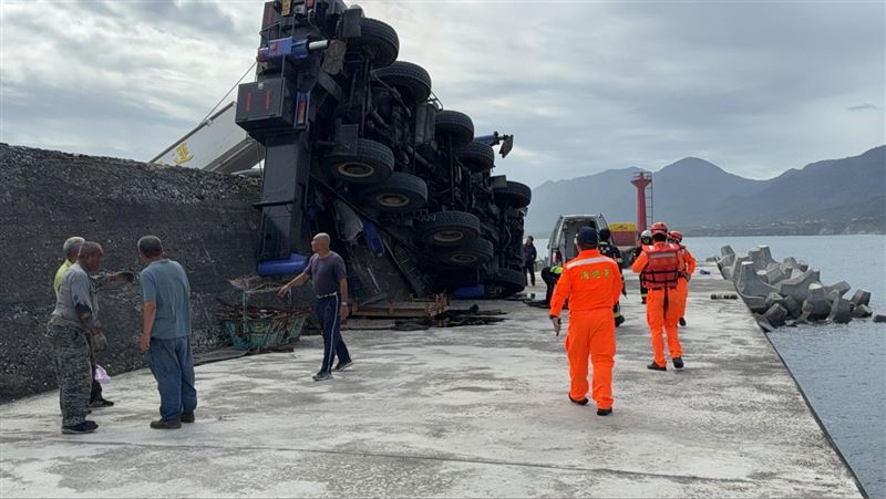 台東縣成功漁港發生吊車翻覆意外。（圖／翻攝畫面）
