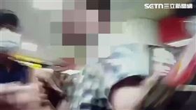 北市廖男先親吻外籍女子左肩，再揮拳打傷吳姓站長。（圖／翻攝畫面）