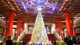 圓山大飯店聖誕樹邀請法國奧斯卡花藝冠軍Claude Cossec及團隊共同打造。（圖／圓山大飯店提供）

