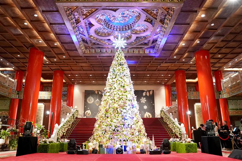 圓山大飯店聖誕樹邀請法國奧斯卡花藝冠軍Claude Cossec及團隊共同打造。（圖／圓山大飯店提供）