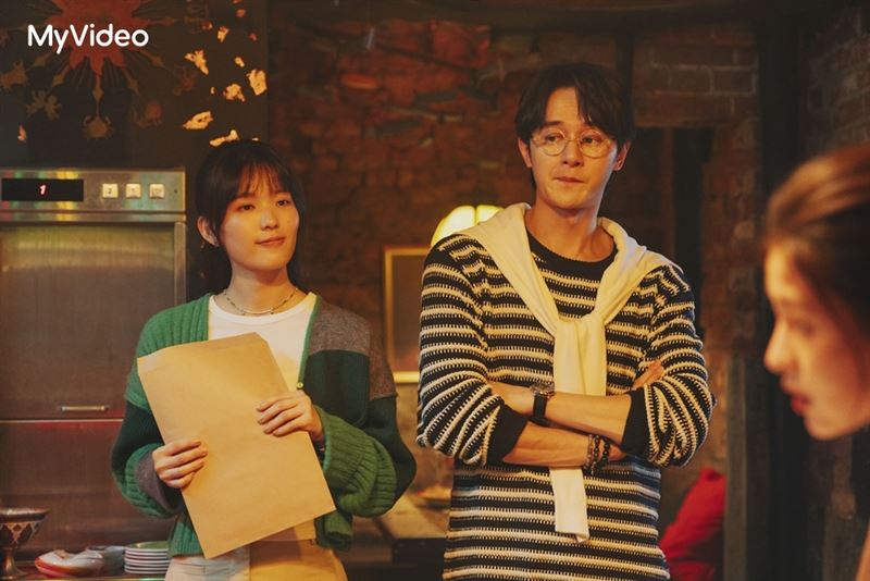 張軒睿（右）曾因拍戲溝通無果，無奈：「當下就像說台詞機器」。（圖／愛奇藝國際版、壹壹影業提供）