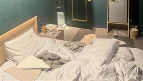  捷適商旅天花板崩落，水泥碎塊直落床頭，男子險遭砸中。（圖／翻攝自爆料公社二社）