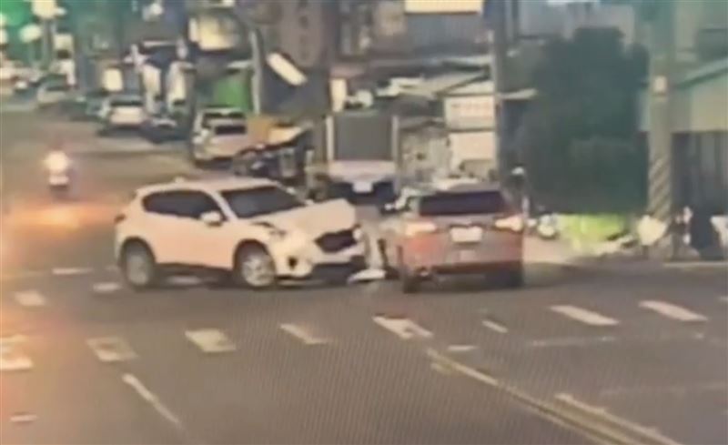 撞擊力道猛烈，2輛車嚴重毀損，車上4人受傷送醫。（圖／翻攝畫面）