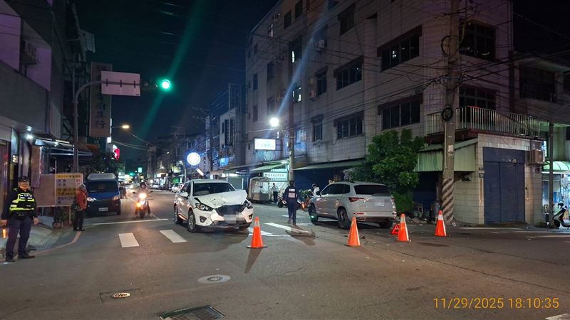 56歲簡男駕車與對向車輛發生對撞事故。（圖／翻攝畫面）