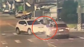 撞擊瞬間、轎車、迎面對撞、車禍、台中、大里（圖／翻攝畫面）