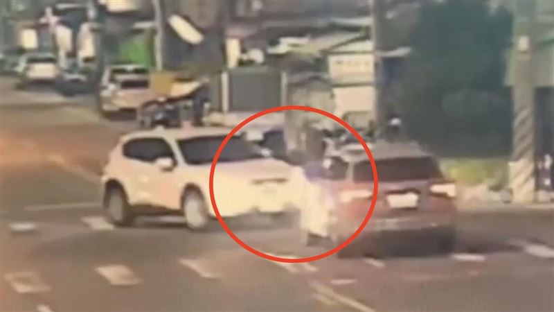 蹦！撞擊瞬間曝光　2車對撞4人掛彩急送醫