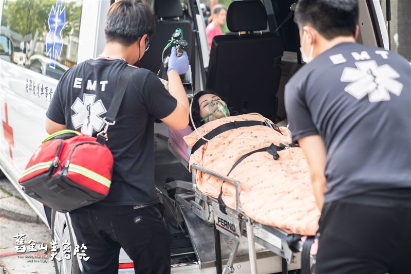 陳孝萱過於激動，心臟病發送醫。（圖／TVBS提供）