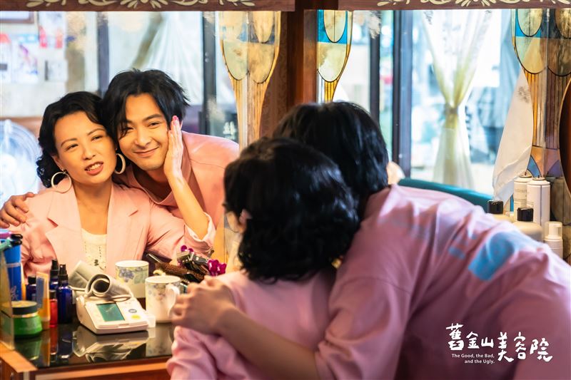 陳孝萱（左）十分疼愛領養來的兒子連晨翔（右）。（圖／TVBS提供）