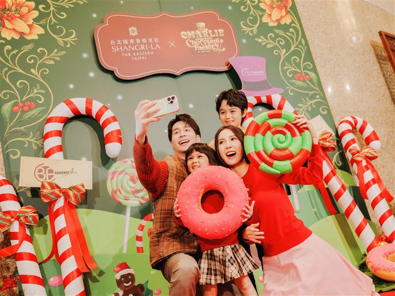 大廳主視覺以綠色糖果山丘、巨大拐杖糖與威利·旺卡 (Willy Wonka) 紫色高帽 打造，化身百老匯魔幻舞台，是絕佳的合影地點。（圖／台北遠東香格里拉提供）