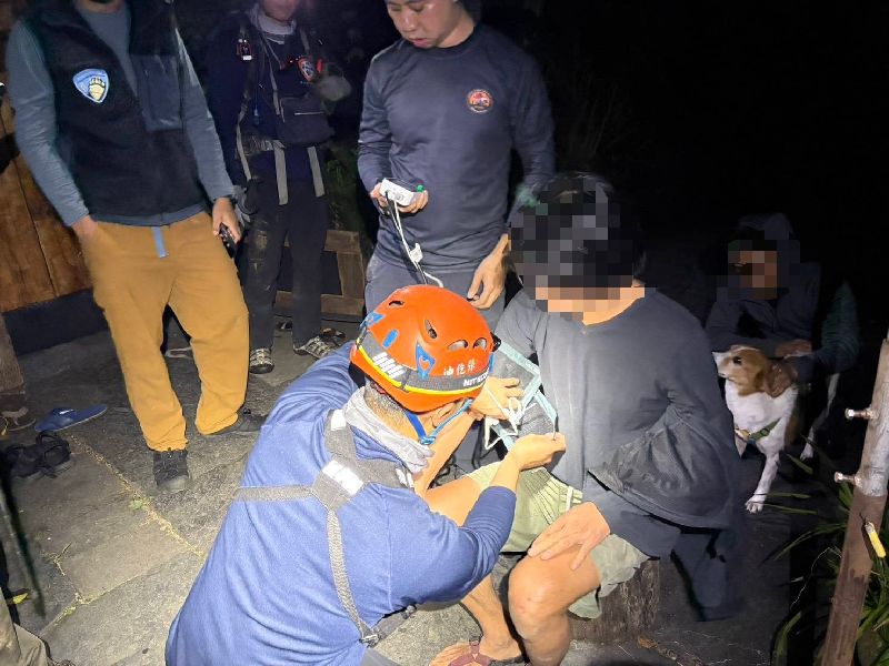 5名民眾29日到屏東霧台鄉舊好茶部落訪友，疑誤食不明植物，5人身體不適，出現幻覺、精神恍惚等症狀，屏東警消獲報馳援，補充水分後症狀均緩解。（屏東消防局提供）