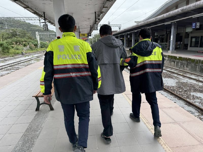 花蓮光復鄉遭洪災，竟有不肖分子佯稱以「贈送家電須貼補5000元」為由，先後詐騙多名災民，警方獲報後28日在光復火車站月台逮捕曾嫌，查扣相關證物深入偵辦。（花蓮縣警察局提供）