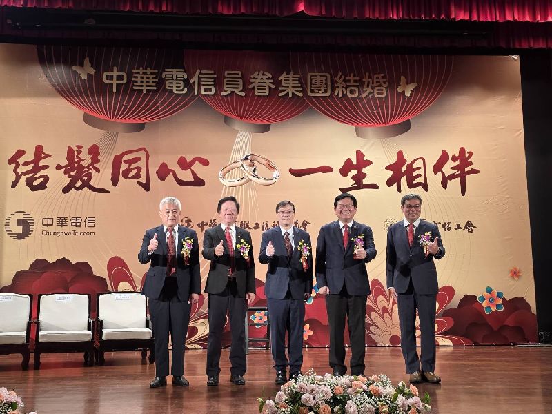 中華電信30日舉辦集團結婚典禮,共有72對新人參與,董事長簡志誠(左2)宣布明年加薪方案。(圖/中央社)