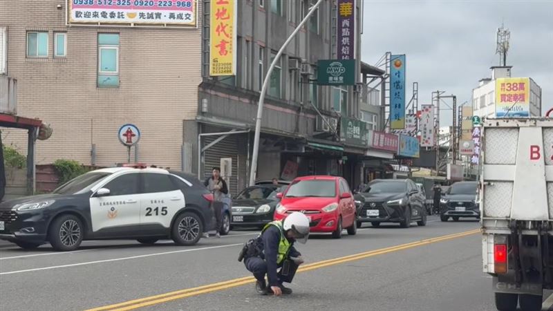 宜蘭警員游宗偉前往排除車禍，徒手撿拾碎玻璃碎片。（圖／翻攝宜蘭知識+臉書）