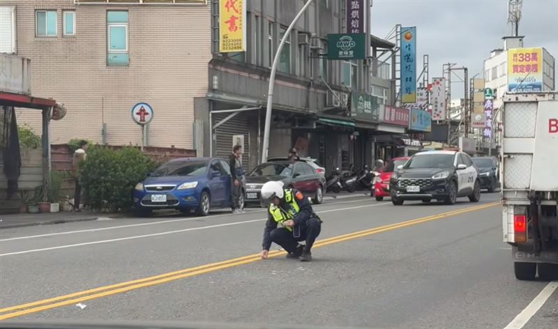 宜蘭警員游宗偉前往排除車禍，徒手撿拾碎玻璃碎片。（圖／翻攝宜蘭知識+臉書）