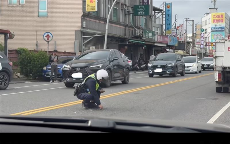 宜蘭暖警蹲地檢玻璃！網讚：台灣最美風景