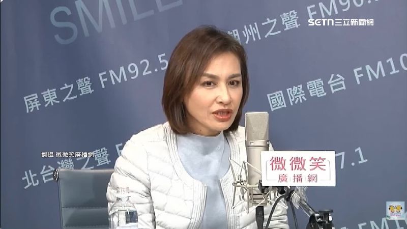 致敬新世紀福音戰士　邱議瑩看板吸目光