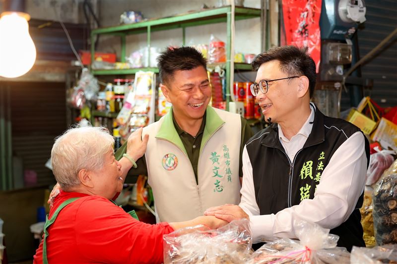 賴瑞隆一天掃三菜市場，還說每次走進市場都有回家的感覺。（圖／ 賴瑞隆辦公室提供）