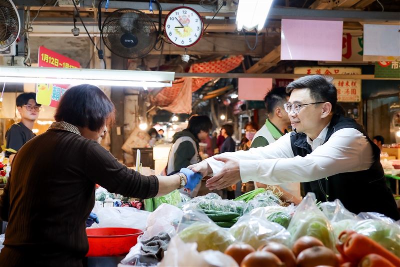 賴瑞隆希望以最近的距離和市民面對面，把對於高雄的願景和市政規劃說明得更清楚。（圖／ 賴瑞隆辦公室提供）
