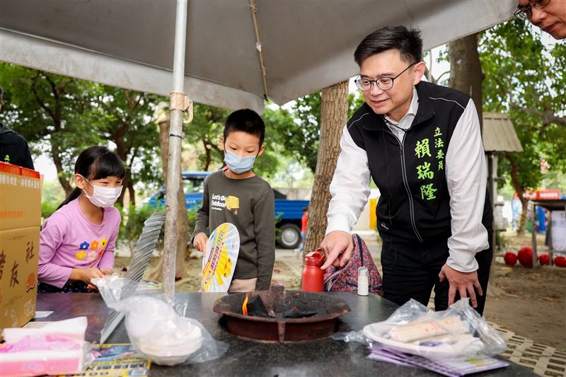 賴瑞隆勤走基層傾聽民意，盼爭取最大支持。（圖／ 賴瑞隆辦公室提供）
