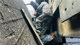 台東,成功漁港,吊車,消波塊,翻覆,起火。（圖／翻攝畫面）