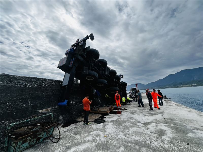台東成功漁港吊車時翻覆，期間一度起火燃燒，受困工人釀1死1傷。（圖／翻攝畫面）