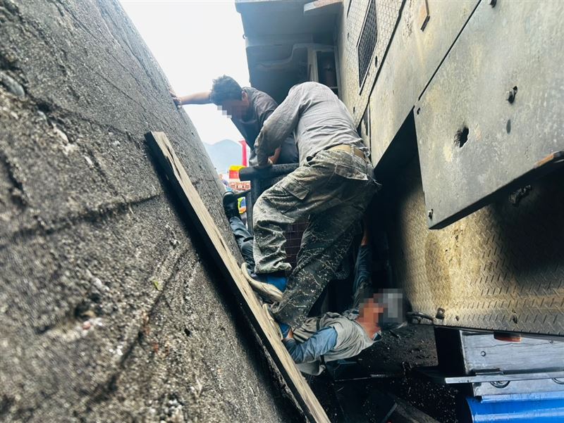 台東成功漁港吊車時翻覆，期間一度起火燃燒，受困工人釀1死1傷。（圖／翻攝畫面）