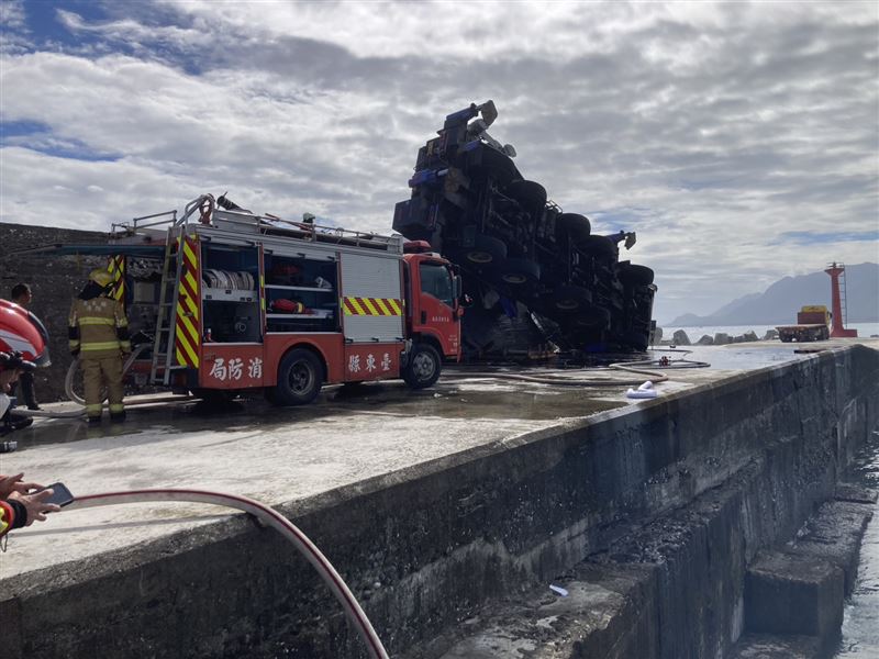 台東成功漁港吊車時翻覆，期間一度起火燃燒，受困工人釀1死1傷。（圖／翻攝畫面）