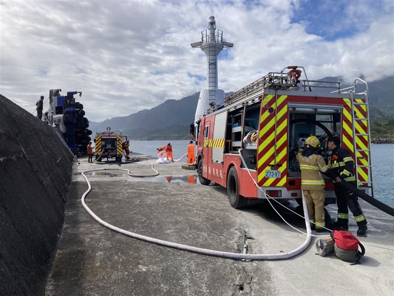 台東成功漁港吊車時翻覆，期間一度起火燃燒，受困工人釀1死1傷。（圖／翻攝畫面）