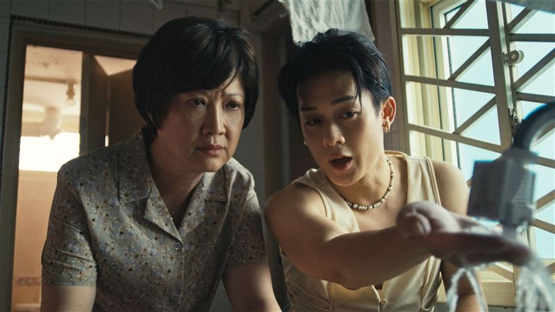 許瑞奇（右）與洪慧芳在《好孩子》片中飾演母子，訴說著一個家族如何在傷痛與誤解中重新找到彼此。（圖／甲上娛樂提供）