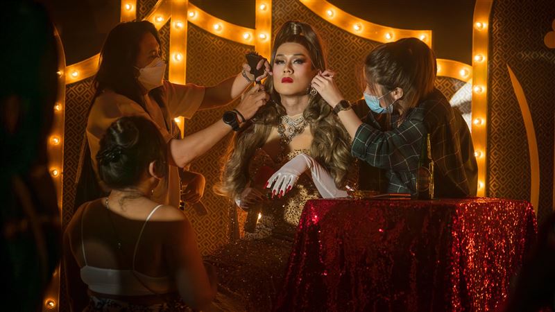 每當許瑞奇換造型或是需要補妝，就會有好幾雙手同時在他身上忙碌著。（圖／甲上娛樂提供）