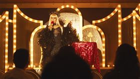 許瑞奇在片中的變裝皇后造型是一大看點。（圖／甲上娛樂提供） 