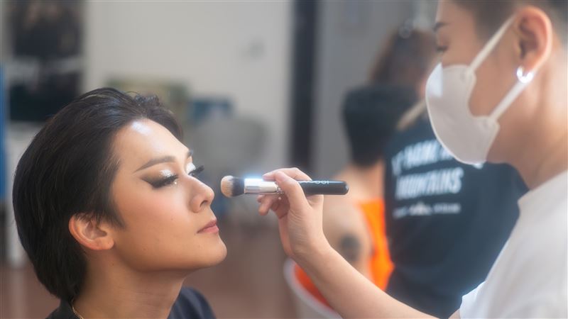 許瑞奇化妝變裝皇后需至少花三小時梳化。（圖／甲上娛樂提供）